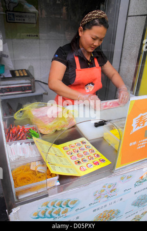 Shanghai Cina, quartiere cinese Yangpu, Siping Road, ristorante ristoranti, cibo, caffè, menu, Mandarin, hanzi, personaggi, simboli, donna asiatica fe Foto Stock