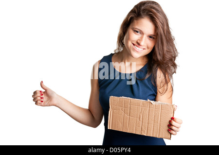 Giovane donna sollevatore escursionismo, tenendo un cartone, isolato su uno sfondo bianco Foto Stock