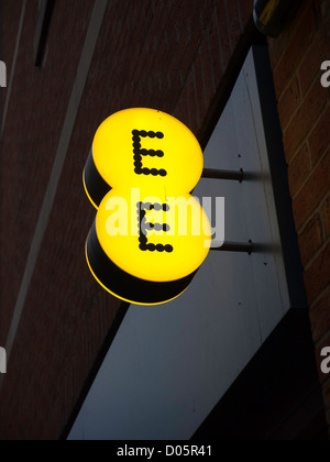 Cartello luminoso su un telefono mobile shop per EE prima nel Regno Unito per offrire 4g la connessione ad alta velocità Foto Stock