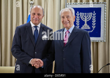 Il presidente israeliano Shimon Peres e il Ministro degli esteri francese Laurent Fabius agitare le mani in apertura di una riunione congiunta. Gerusalemme, Israele. 18-Nov-2012. Il presidente israeliano Shimon Peres incontra il ministro degli Esteri francese Laurent Fabius chi visita la regione per incontri con i leader di Israele e Autorità palestinese alla luce della guerra a Gaza. Foto Stock