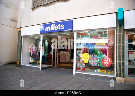 Millets outdoor camping & abbigliamento rivenditori shop Worthing West Sussex Regno Unito Foto Stock