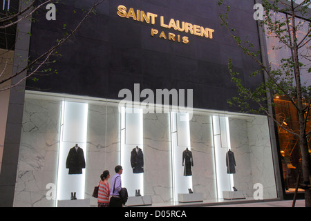 Shanghai Cina, quartiere cinese Jing'an, Nanjing Road West, shopping shopper shopping negozi di mercato mercati di mercato di acquisto di vendita, negozio al dettaglio Foto Stock