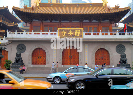Shanghai Cina, quartiere cinese Jing'an, Nanjing Road West, Tempio Jing'an, buddista, traffico, mandarino, hanzi, personaggi, simboli, China121005090 Foto Stock