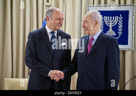 Il presidente israeliano Shimon Peres e il Ministro degli esteri francese Laurent Fabius agitare le mani in apertura di una riunione congiunta. Gerusalemme, Israele. 18-Nov-2012. Il presidente israeliano Shimon Peres incontra il ministro degli Esteri francese Laurent Fabius chi visita la regione per incontri con i leader di Israele e Autorità palestinese alla luce della guerra a Gaza. Foto Stock