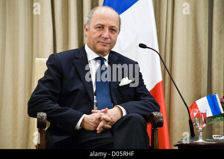 Il presidente israeliano Shimon Peres incontra il ministro degli Esteri francese Laurent Fabius chi visita la regione per incontri con i leader di Israele e Autorità palestinese alla luce della guerra a Gaza. Gerusalemme, Israele. 18-Nov-2012. Foto Stock