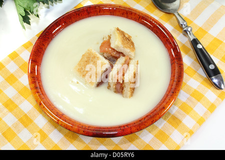 Crema di zuppa di sedano con crostini di salmone su un tovagliolo a scacchi Foto Stock