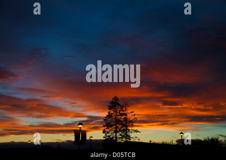 Un drammatico tramonto sopra l'aeroporto di Inverness una sera d'inverno, Foto Stock