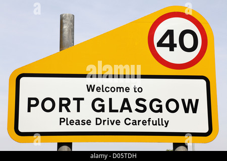 A 40 miglia all'ora velocità e il cartello con il nome del luogo a Port Glasgow, Inverclyde, Scozia, Regno Unito Foto Stock