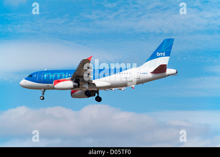 BMI Airbus A319 in atterraggio a Heathrow Foto Stock