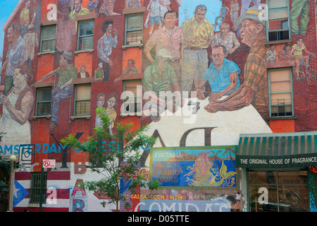 "Acquavite di East Harlem" commissionato dalla speranza europea, Inc. nel 1978, a quattro piani dipinto murale è stato creato da Hank Prussing e featured residenti locali impegnandosi nelle attività quotidiane. Foto Stock