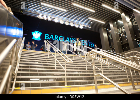 Scala dalla stazione della metropolitana per il centro di Barclays Foto Stock