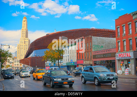 Il traffico su Flatbush Avenue lungo la Barclays Center di Brooklyn, New York, Stati Uniti d'America Foto Stock