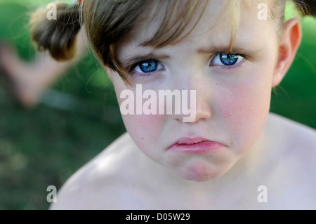 Ritratto di piccolo blu eyed girl cerca infelice Foto Stock