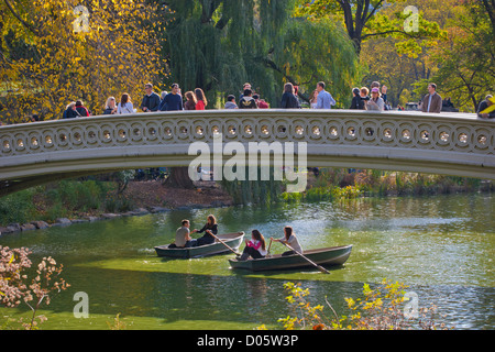 I visitatori di prendere i punti di interesse a partire dalla prua ponte di Central Park di New York, Stati Uniti d'America Foto Stock