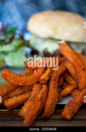 Cheeseburger con patate dolci patate fritte Foto Stock