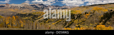 Guardando da Wilson Mesa di fronte al Monte Sneffels deserto, con vaste foreste di Aspen in autunno, San Juan Mountains, Colorado Foto Stock