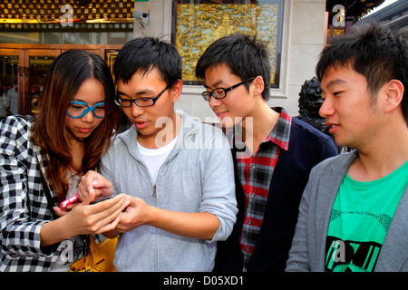 Shanghai Cina,Huangpu District,Yuyuan Garden,Fuyou Road,shopping shopper shopping negozi di mercato donne lavoranti negozi di affari, gioielleria Foto Stock