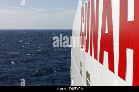 Logo Cunard sul fascio del porto della nave da crociera RMS Queen Mary 2 nella baia di Biscaglia Foto Stock