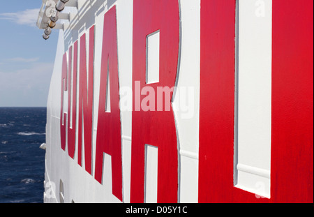 Logo Cunard sul fascio del porto della nave da crociera RMS Queen Mary 2 nella baia di Biscaglia. Foto Stock