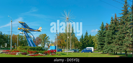 Segno di ingresso al quartiere di case della città di Gomel - 'Starui Aerodrom' (Vecchio aeroporto). Foto Stock