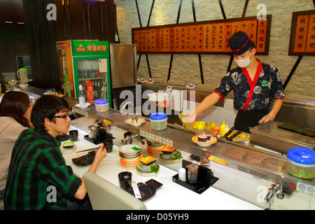 Shanghai Cina, quartiere cinese Huangpu, stazione della metropolitana di East Nanjing Road, metropolitana, treno, treno, linea 2, mandarino, hanzi, personaggi, simboli, uomo asiatico maschile Foto Stock