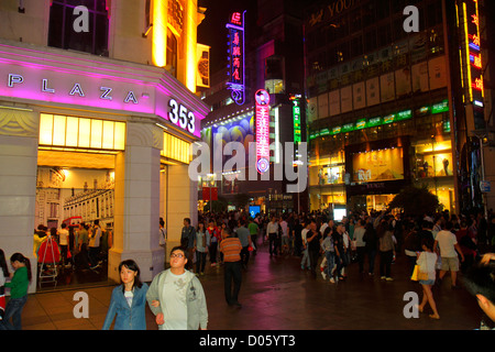 Shanghai Cina, Asia, cinese, orientale, Huangpu District, East Nanjing Road, centro commerciale pedonale, shopping shopping shopper negozi mercati di mercato mar Foto Stock