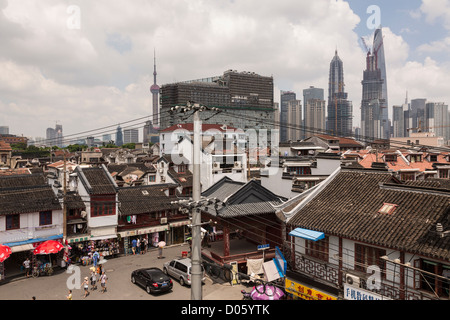 Cinese tradizionale i tetti di tegole contrasto il moderno skyline di Shanghai, Cina Foto Stock