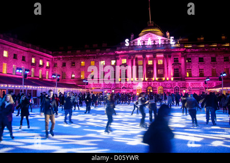 La Somerset House di Natale pista di pattinaggio sul ghiaccio con la gente di pattinaggio di notte Dicembre 2011 The Strand Londra Inghilterra REGNO UNITO Foto Stock