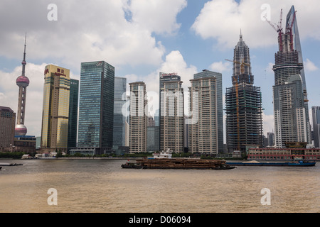 Fiume Huangpu attività con lo skyline di Lujiazui Shanghai, Cina Foto Stock