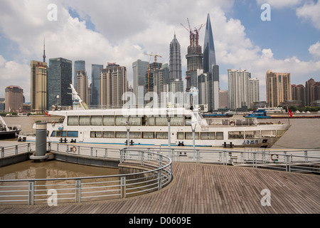 Vista dello Skyline di Fuxing dal pontile lungo il fiume Huangpu Shanghai, Cina Foto Stock