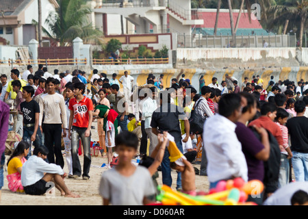 Gli Indiani locali trascorrere i loro fine settimana sulla Chowpatty Beach in Mumbai, India Foto Stock