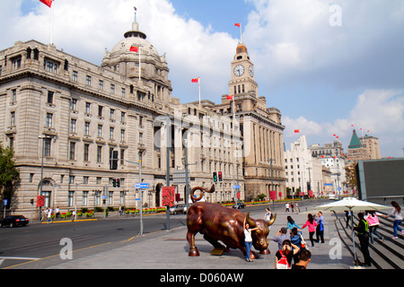 Shanghai Cina, il quartiere cinese Huangpu, il Bund, East Zhongshan Road, edifici in stile neoclassico Art Deco, skyline della città, Hong Kong e Shanghai Bank 192 Foto Stock