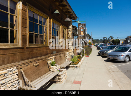 Piccola cittadina di Cambria sulla autostrada a San Luis Obispo County, California. Vecchia Stazione di pietra ristorante. Foto Stock