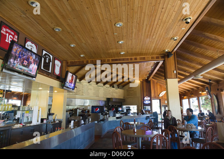 Piccola cittadina di Cambria sulla autostrada a San Luis Obispo County, California. Main Street Grill. Foto Stock