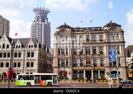 Shanghai Cina, quartiere cinese Huangpu, il Bund, East Zhongshan Road, edifici in stile classico neo Art Deco, skyline della città, Bangkok Bank 1907, China Merch Foto Stock