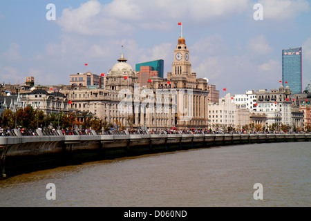 Shanghai Cina, Fiume Huangpu Cinese, Jinling East Road Dongchang Road traghetto, vista dal, il Bund, edifici in stile neoclassico Art Deco, skyline della città, Hon Foto Stock