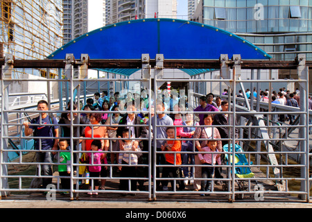 Shanghai Cina,Fiume cinese Huangpu,Distretto di Pudong Xin Quinn,Jinling East Road Dongchang Road Ferry,rampa d'imbarco,passeggeri passeggeri passeggeri, Foto Stock