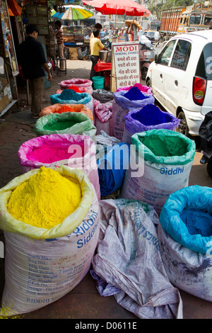 Polveri colorate in sacchetti in Mumbai, India Foto Stock