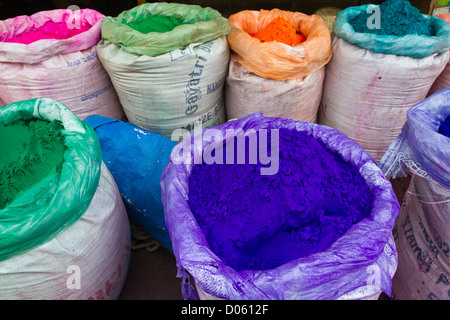 Polveri colorate in sacchetti in Mumbai, India Foto Stock