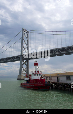 San Francisco Fire Department il vaporetto numero 2 e Oakland Bay Bridge. Foto Stock