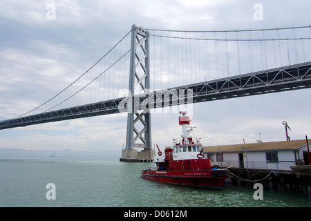 San Francisco Fire Department il vaporetto numero 2 e Oakland Bay Bridge. Foto Stock