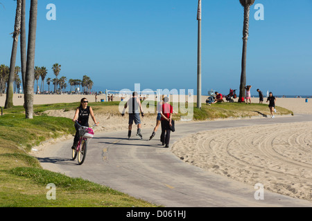 La spiaggia di Venezia, la California SEASIDE RESORT - la spiaggia da passeggiata e ciclo-percorso di skateboard. In-line skater e il ciclista. Foto Stock