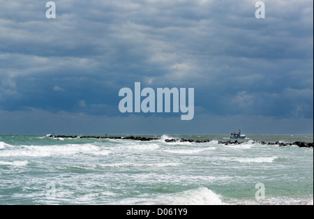 Una barca da pesca in mare mosso off Fort Pierce Ingresso parco statale, St Lucie County, Treasure Coast, Florida, Stati Uniti d'America Foto Stock