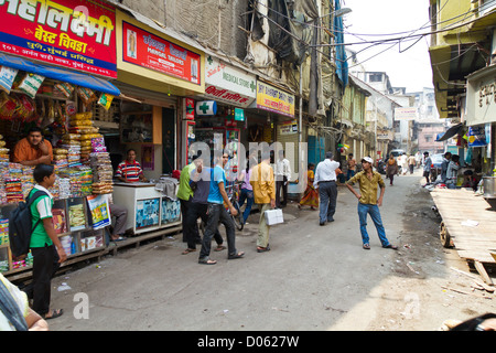 Tipica la vita quotidiana per le strade di Mumbai, India Foto Stock