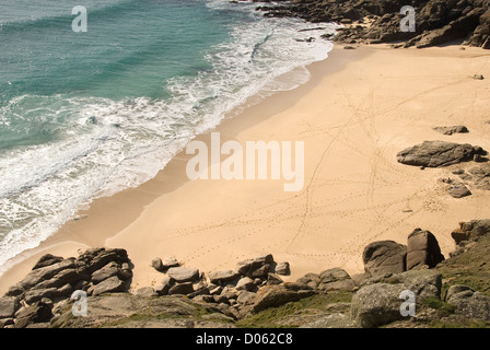 Spiaggia Porthchapel e tracce di impronta, Cornwall, Regno Unito Foto Stock