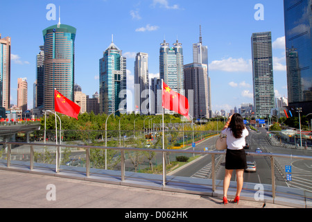 Shanghai Cina, quartiere finanziario cinese Pudong Lujiazui, Century Avenue, Ponte pedonale Lujiazui, vista da, World Finance Tower, China Merchants Towe Foto Stock