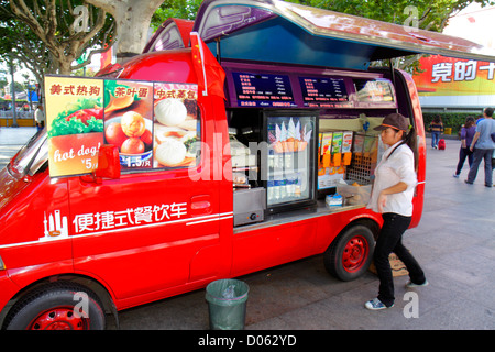 Shanghai Cina,Asia,Cinese,Orientale,Pudong Lujiazui Financial District,Lujiazui East Road,mobile,venditore venditori venditori venditori,bancarella stand commerciante merc Foto Stock