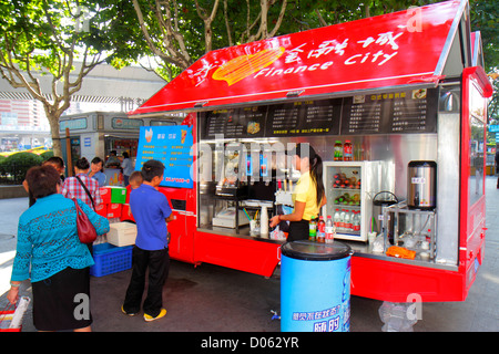 Shanghai Cina, quartiere finanziario cinese Pudong Lujiazui, Lujiazui East Road, cibo, venditori ambulanti, bancarelle stand mercato, spuntini, snack, cibo, gelato Foto Stock