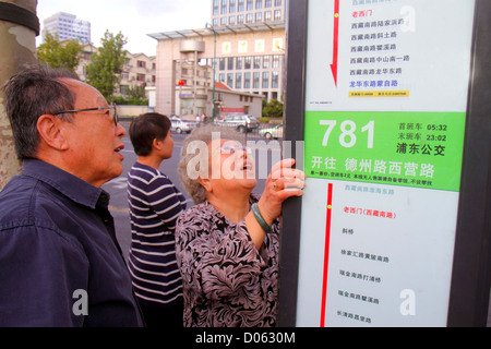 Shanghai Cina, Asia, cinese, orientale, Huangpu District, Fuxing East Road, fermata autobus, cartello, logo, autostrada informazioni sulla strada, asiatici, adulti uomini uomini Foto Stock