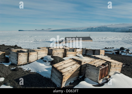 Le casse al di fuori di Scott Terra Nova Hut, Cape Evans, Mare di Ross, Antartide. Foto Stock